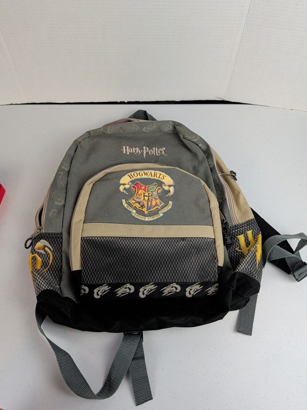 Vtg 2001 Harry Potter Hogwarts Back Packhoise Crest Snitch